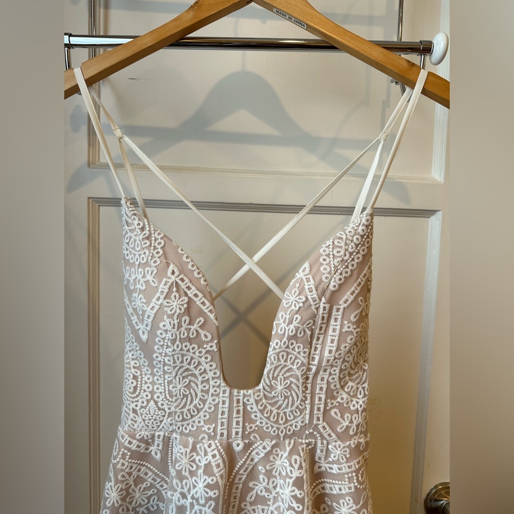 NWT WINDSOR Unique White and Nude Lace Dress, Women’s Size S - Picture 3 of 9